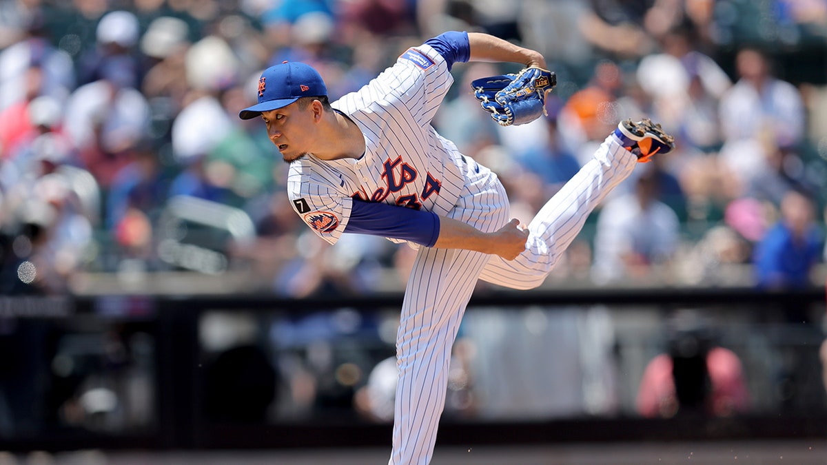 Kodai Senga pitches