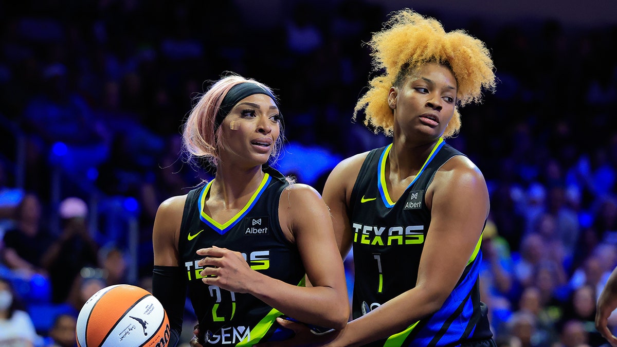 Dijonai Carrington και Nalyssa Smith στο δικαστήριο