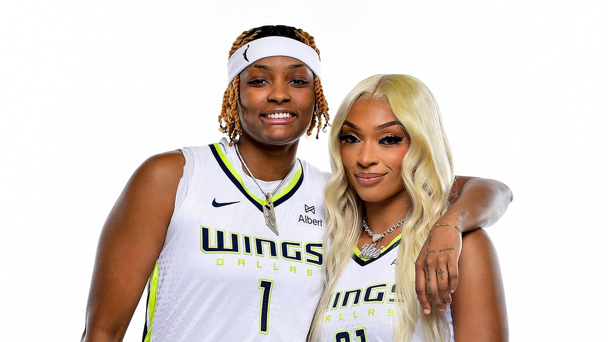 Nalyssa Smith και Dijonai Carrington χαμόγελο την ημέρα των μέσων ενημέρωσης