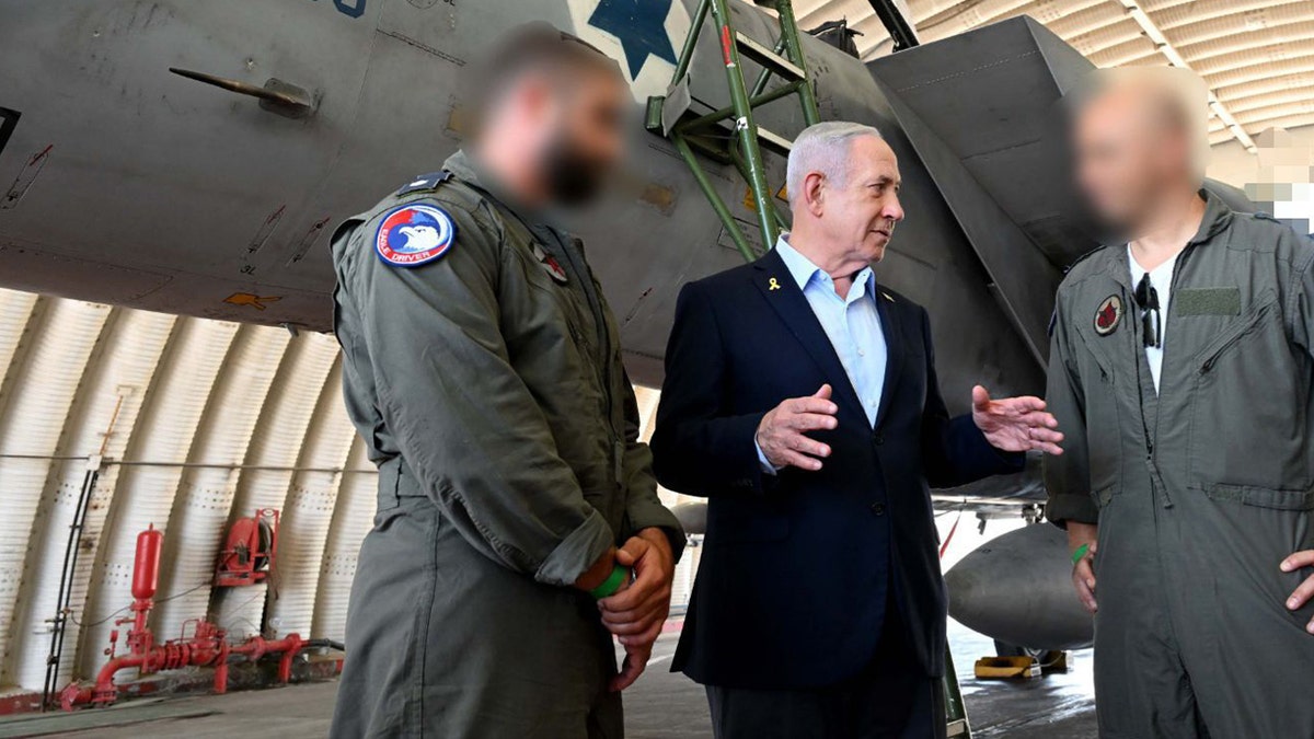 Bejamin Netanyahu at airbase with a crewmember