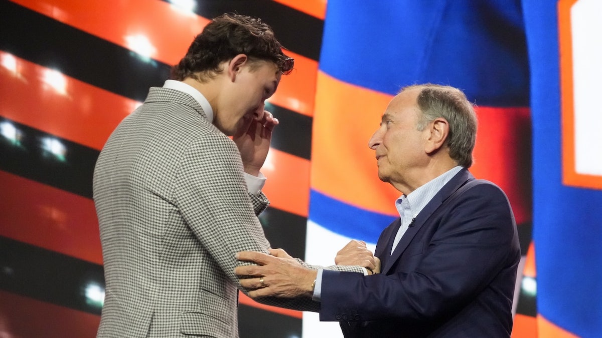 Matthew Schaefer terpilih sebagai pilihan keseluruhan pertama ke New York Islanders di babak pertama Draft NHL 2025 di Peacock Theatre.