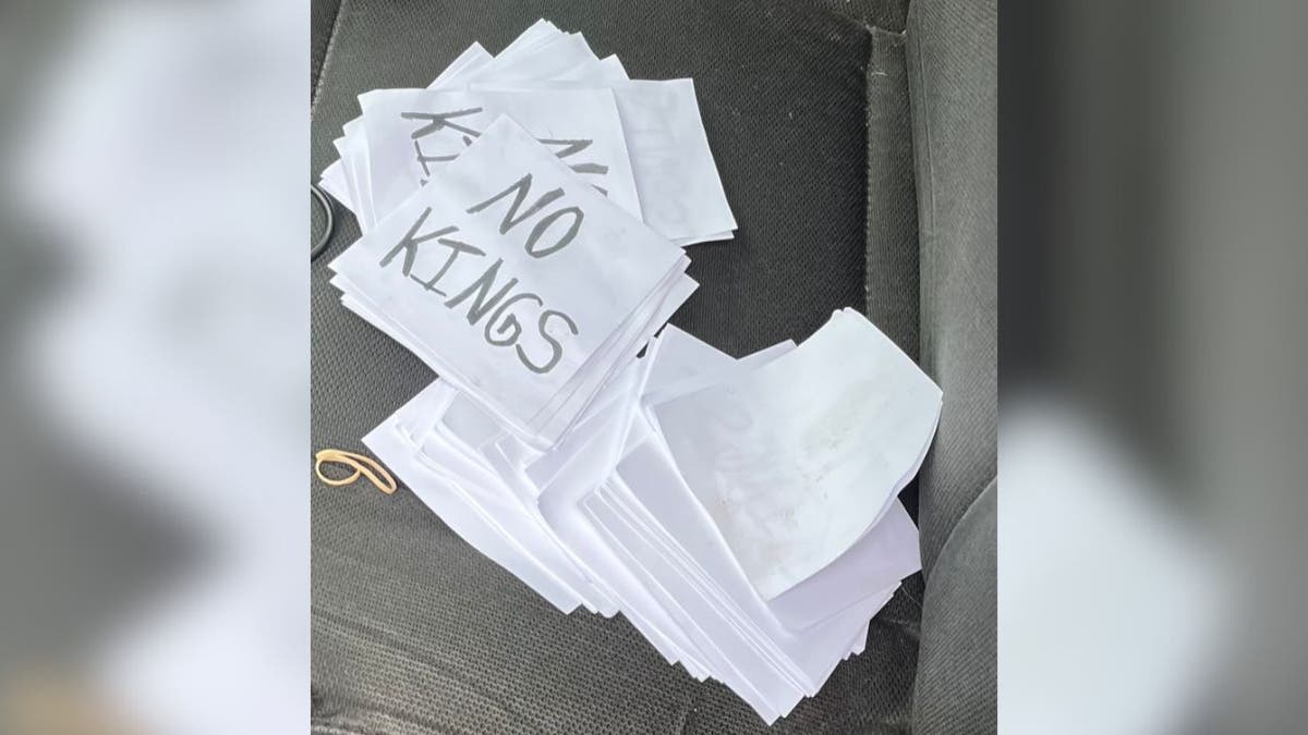 No Kings fliers