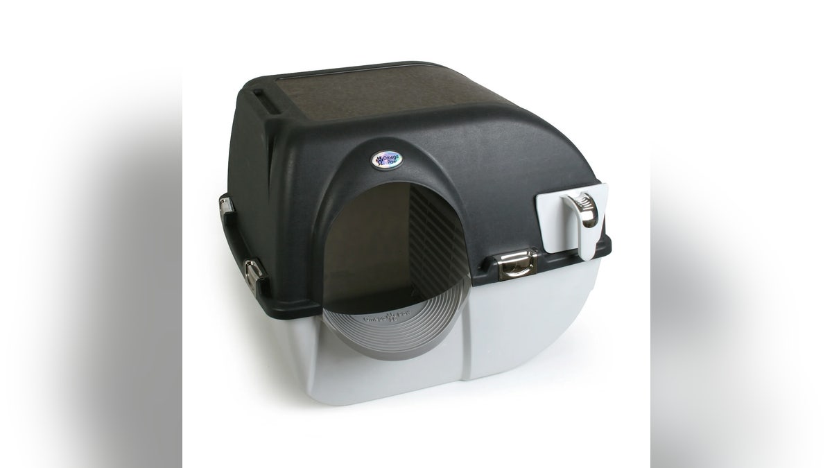 By simply rolling nan container onto its apical and back, discarded is separated into a pull-out tray for easy disposal successful nan Omega Paw Roll’N Clean.