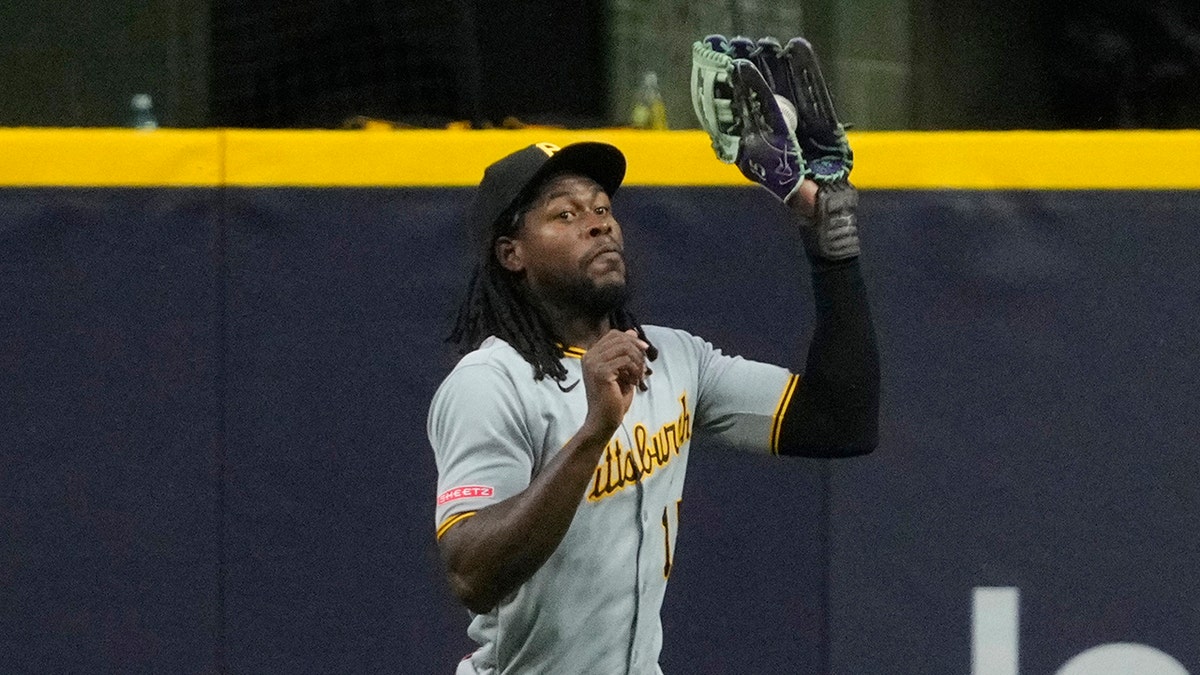 Oneil Cruz makes a catch