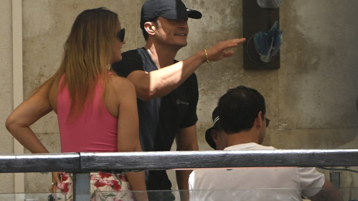 Orlando Bloom pointing outside Venice hotel