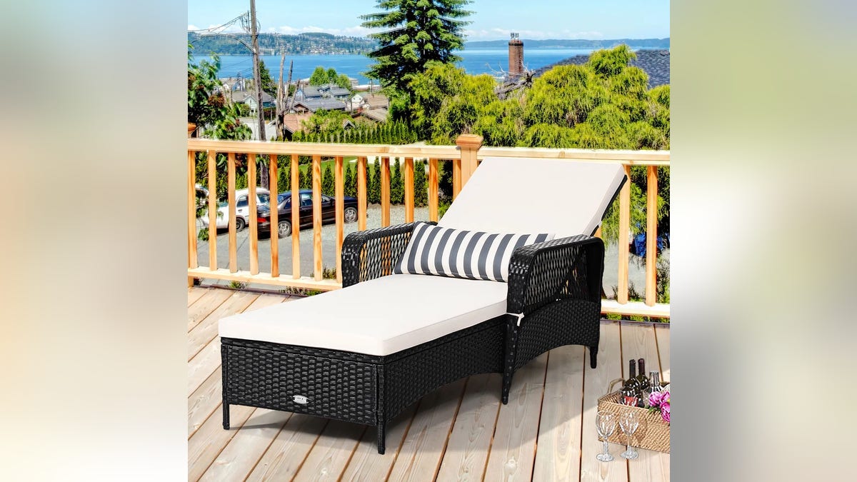 Relax in the ultimate comfort while sunbathing.