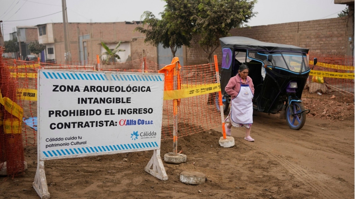Spanish signs outside discovery site