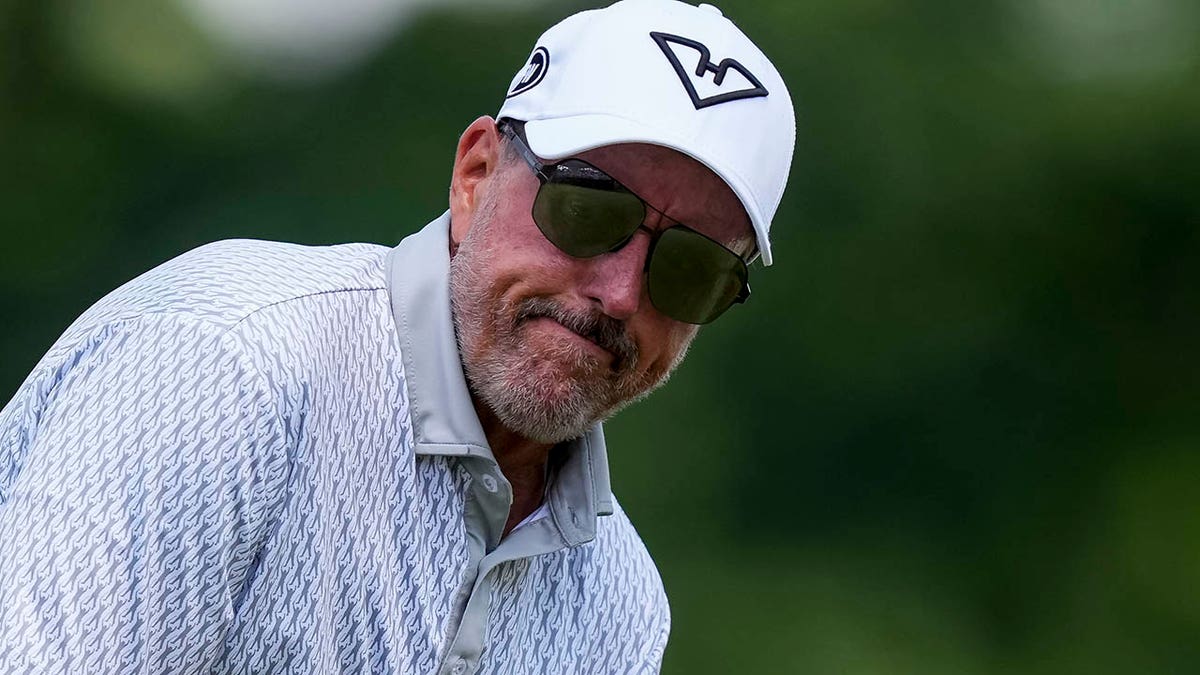 Phil Mickelson putts