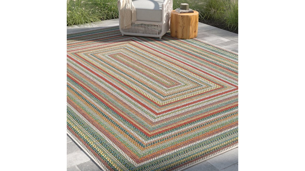 Easily add color to your outdoor setup with this rug. 