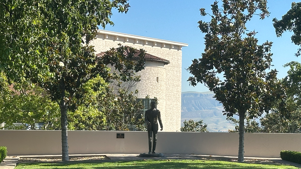 Reagan statue 