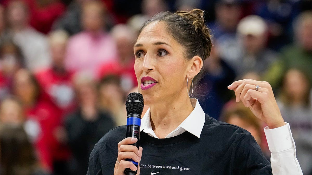 Rebecca Lobo speaks on court
