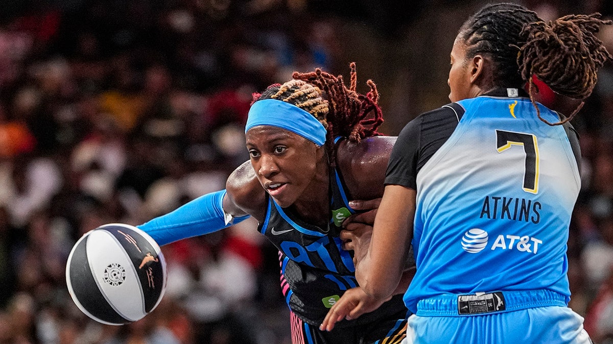 Rhyne Howard drives toward the Internet