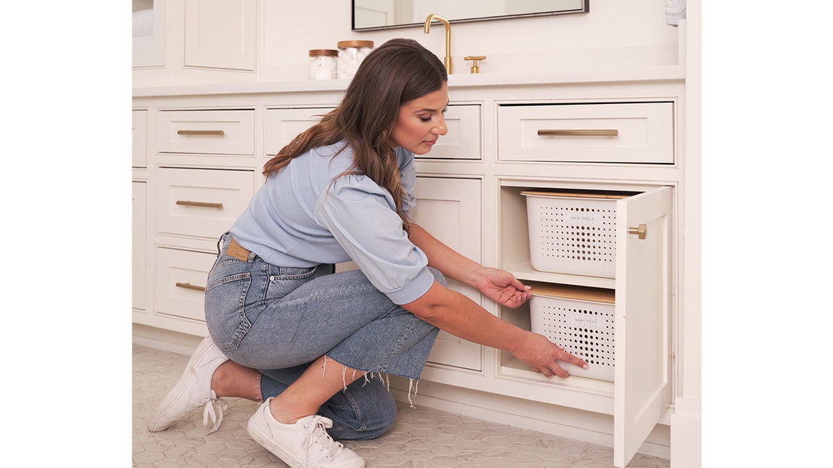Ría Safford organizing a bathroom