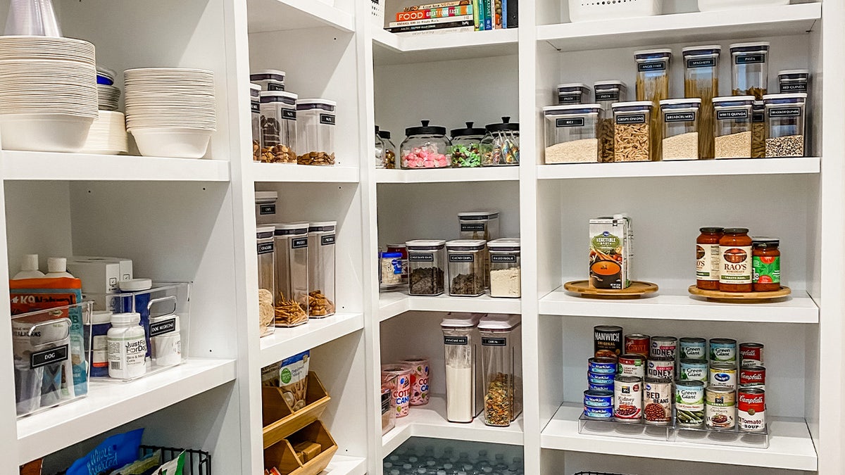 RíOrganize business helps people organize their living spaces.