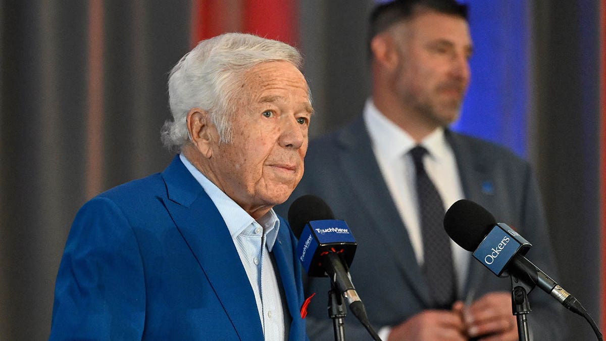Robert Kraft introduces Mike Vrabel