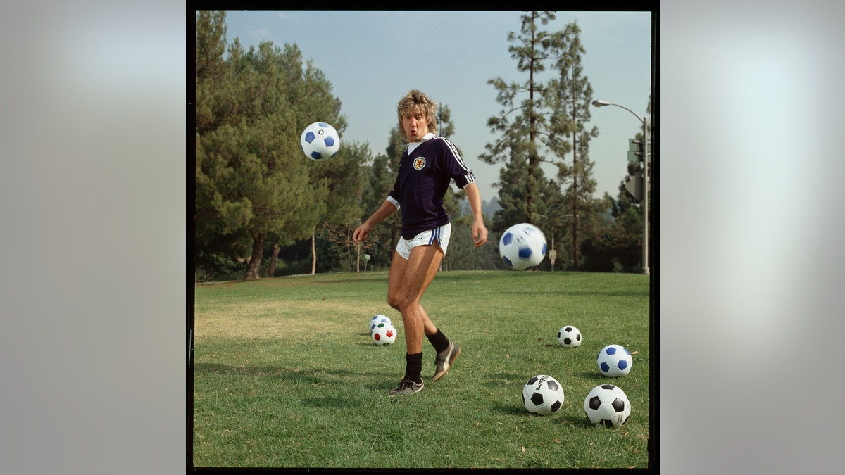 Stewart Young Penis joga futebol