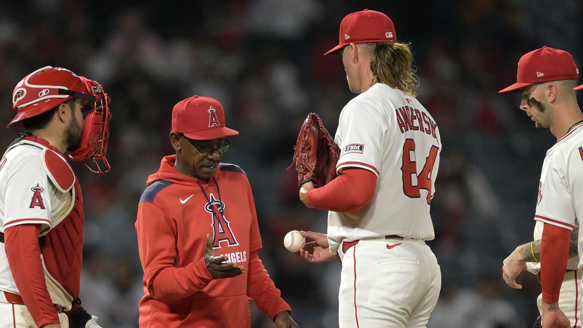 Ron Washington makes pitching change