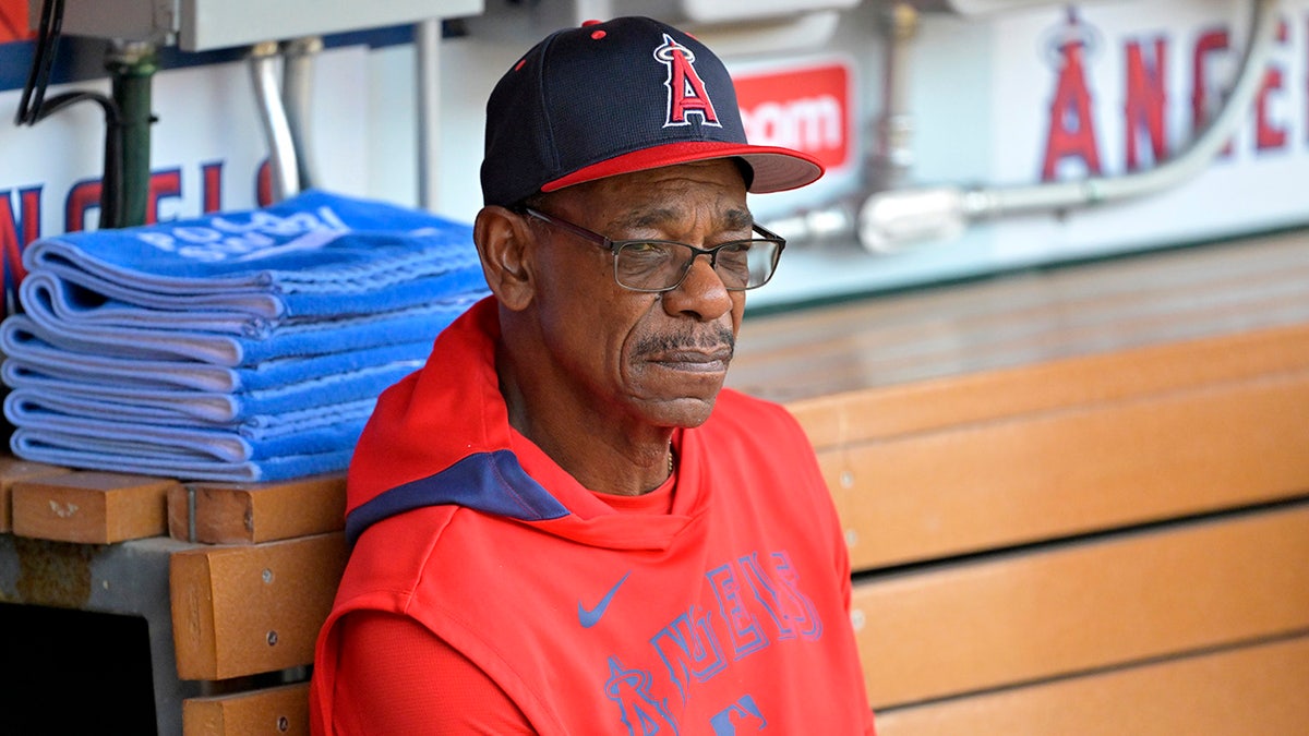 Ron Washington looks at it