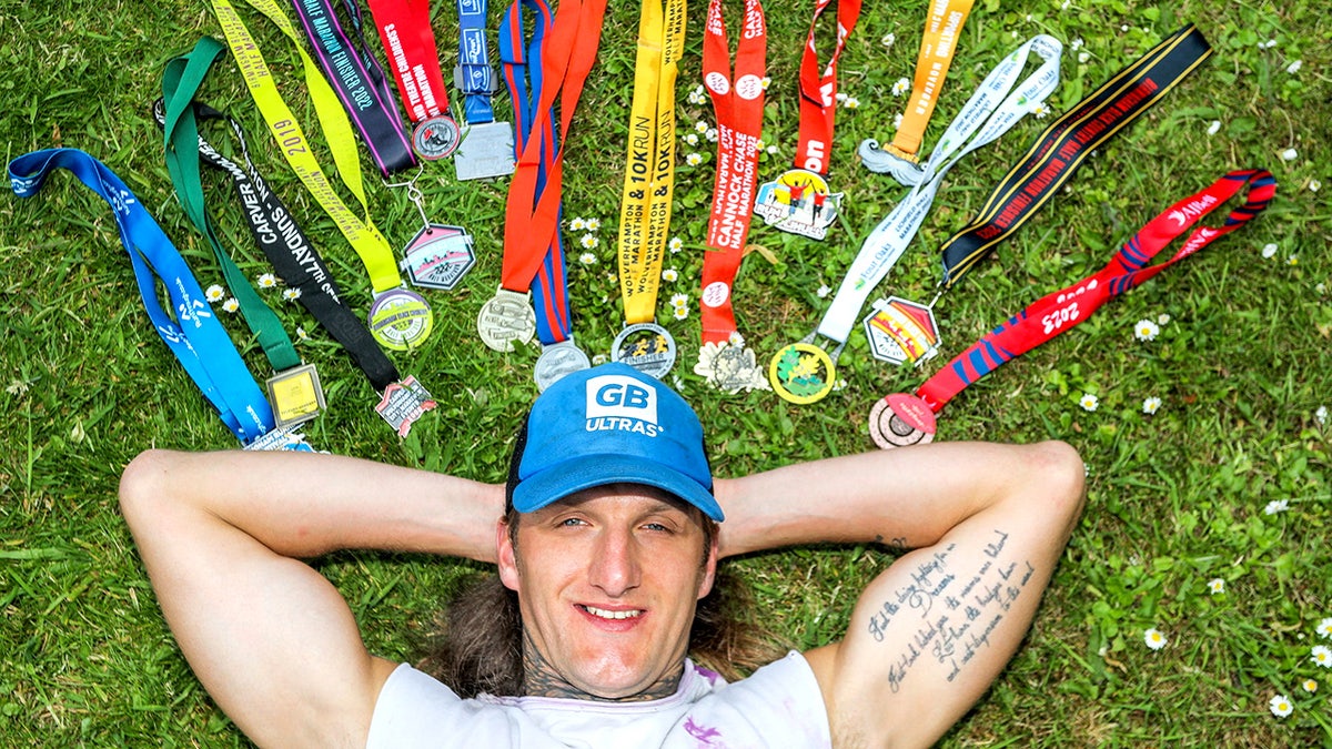 Edward Molyneaux with a collection of medals in his home in Villenhall, Valsall, 18. June 2025. years. Edward recently won the world records for the most popular number of used marathons completed in the year. Date enlisted - 19. June 2025. Patient for Hernia who took over Jogging as he recovered from the operation, a world-ranking record of 465 half marathers in just one year. Superfit Edward Molyneaux Cloming went 6,000 miles between 6. April last year and 7. April this year. The 34-year-old runner has previously set up a record for the most popular marathon in 12 months when it ended 282 between 2022-23. Now Edward smashed his own record and won virtual races of 2,000 miles throughout Africa. Edward, from Villenhall, the Western Environment., Just occupied during recovery from Hernia 2020. Years.