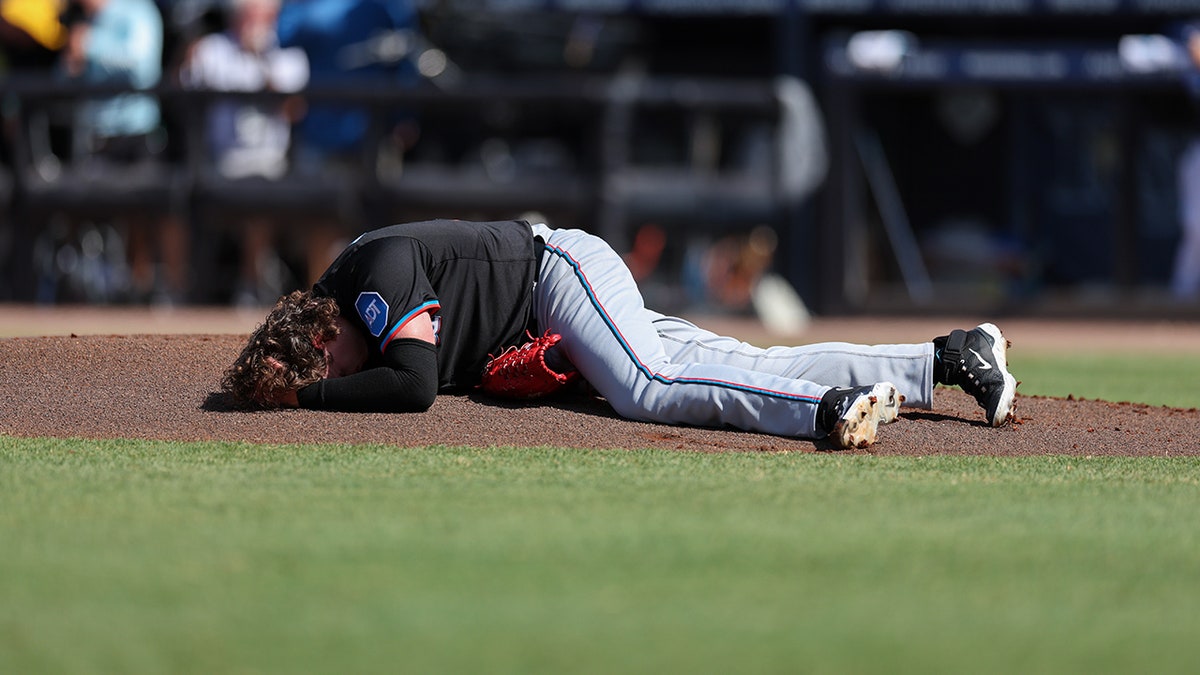 ryan-weathers- O arremessador de Marlins, Ryan Weathers, foi perfurado na cabeça por um arremesso durante o aquecimento