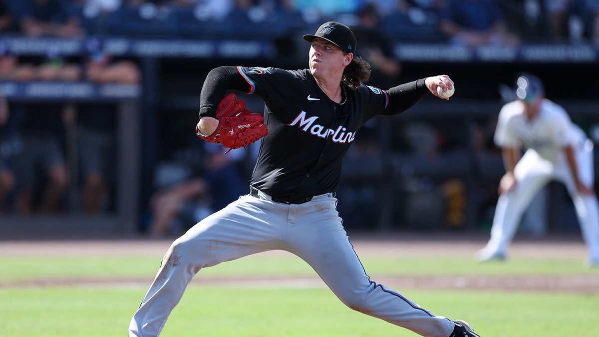ryan-weathers O arremessador de Marlins, Ryan Weathers, foi perfurado na cabeça por um arremesso durante o aquecimento