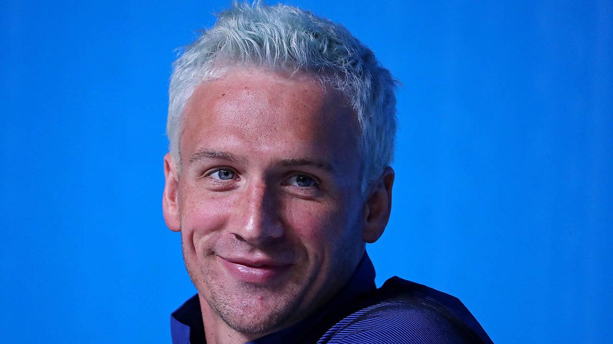 Ryan Lochte skatās uz kameru