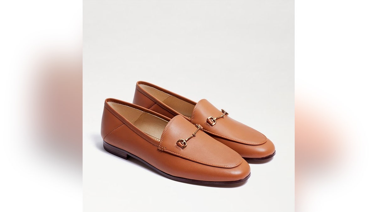 这款山姆·埃德曼(Sam Edelman)在非正式的夏季服装中效果很好。