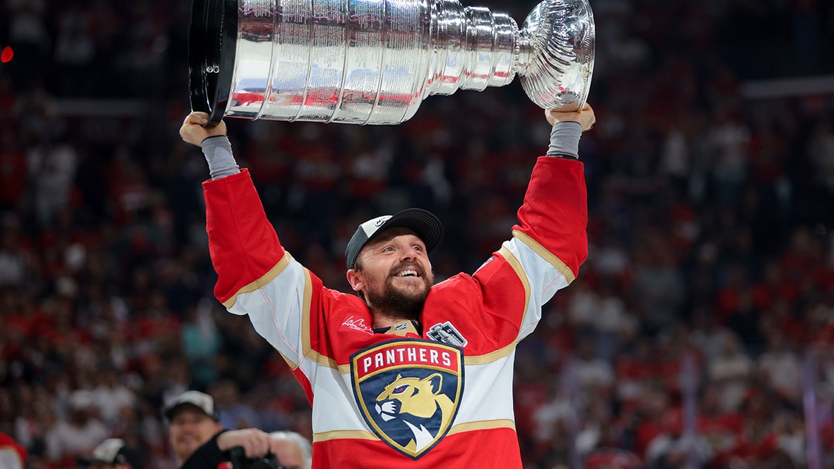 Sam Reinhart lifts Stanley Cup