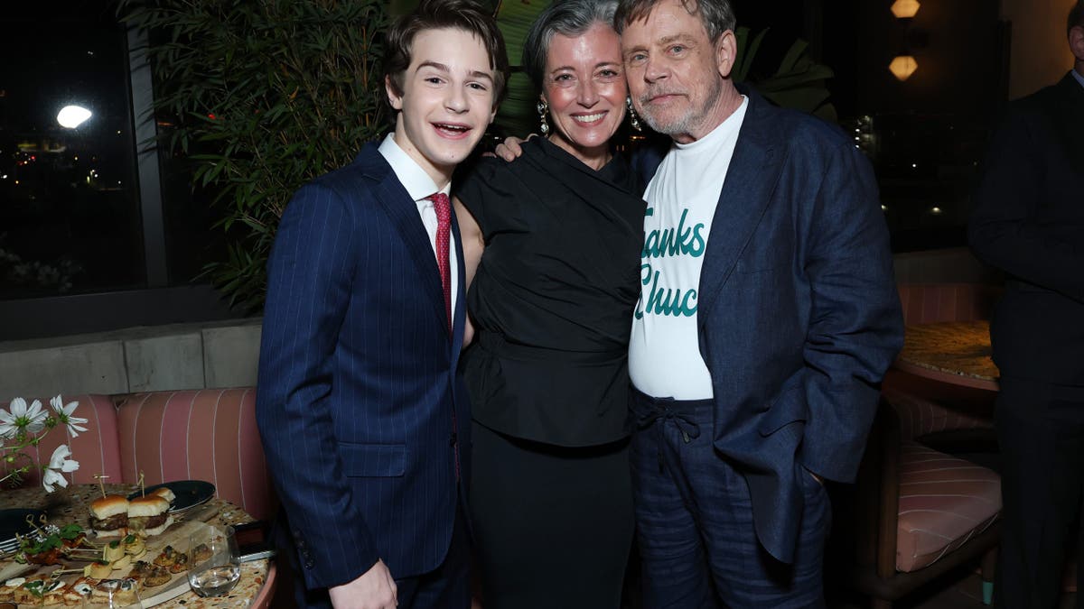 Sarah Mia com Mark Harkle e Benjamin Tax
