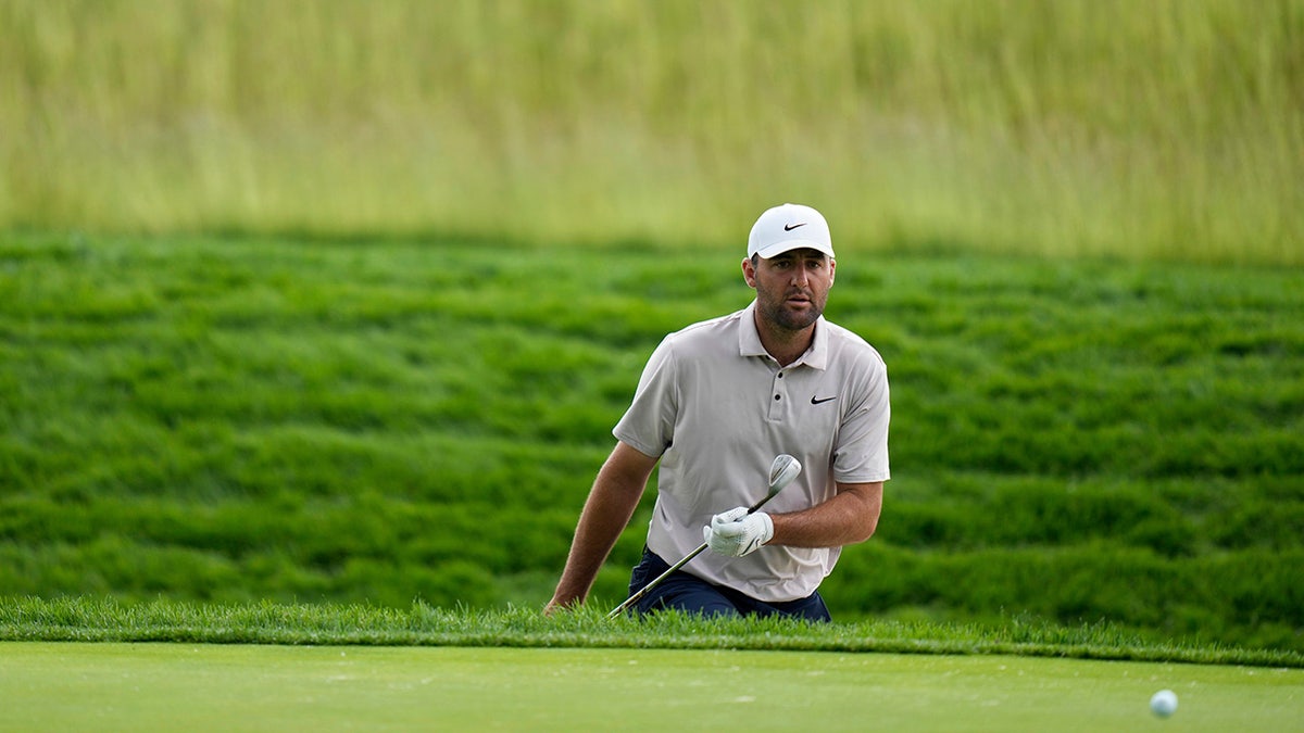 Scottie Scheffler prepares to putt