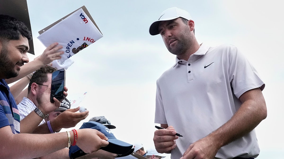 Scottie Scheffler signs autographs