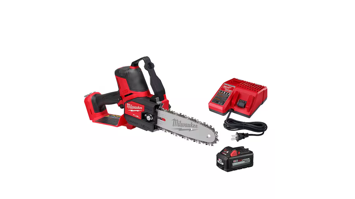Trimming trees, bushes and cutting wood is easy with this pruner. 