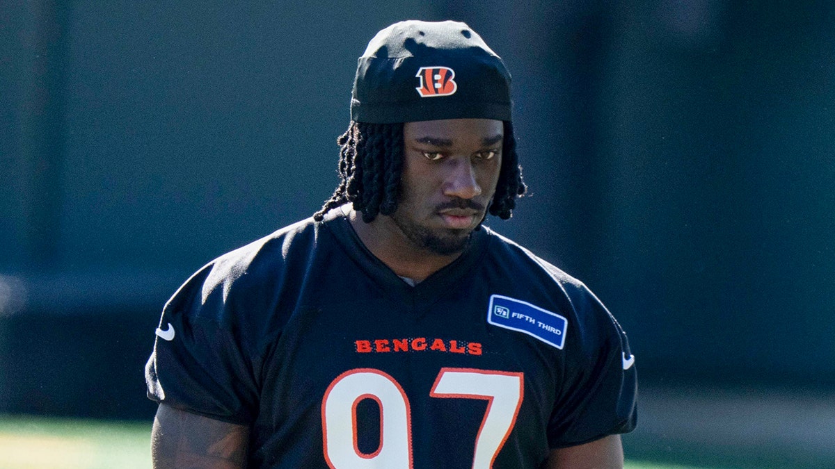 Shemar Stewart looks on at practice
