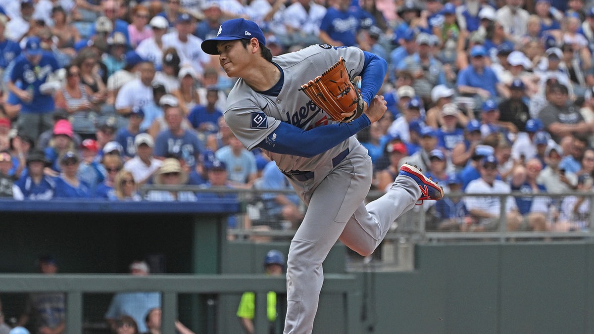 Shohei Ohtani melempar pitch