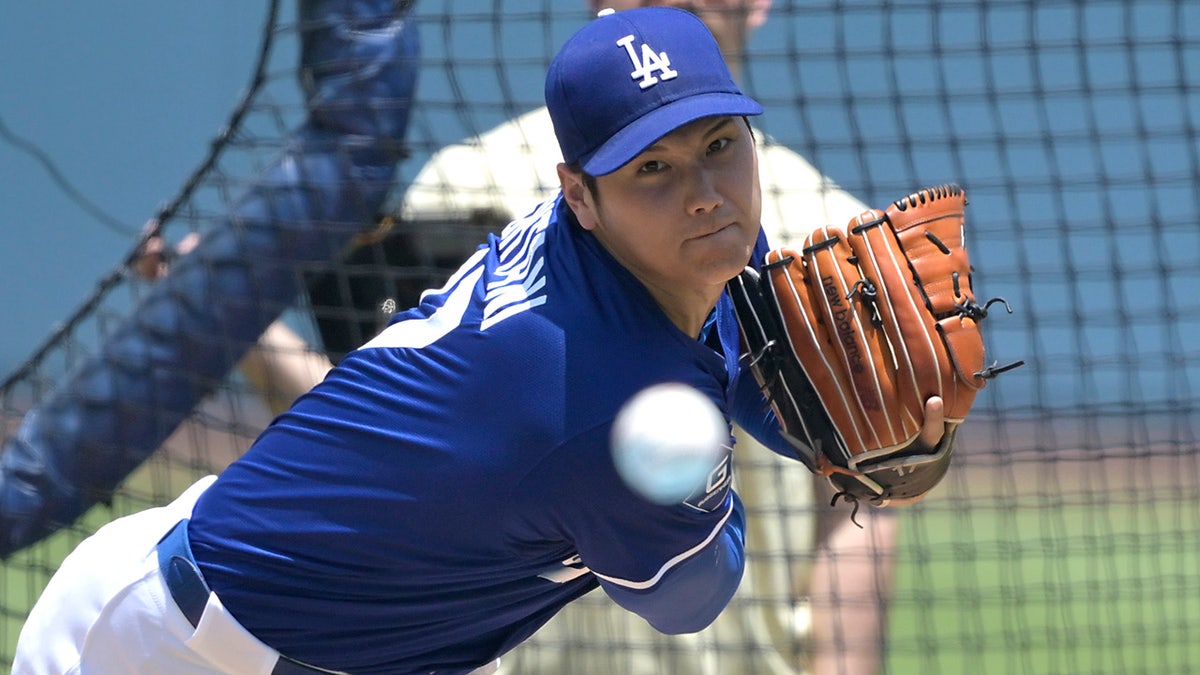 Shohei Ohtani throws