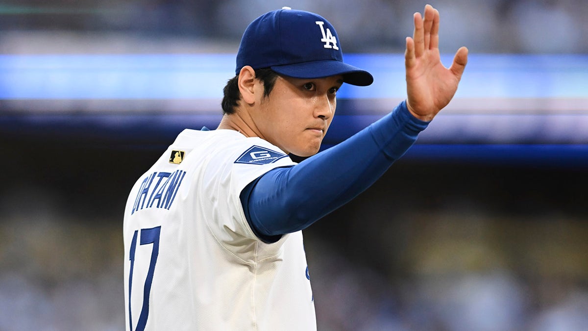Shohei Ohtani waves to the crowd