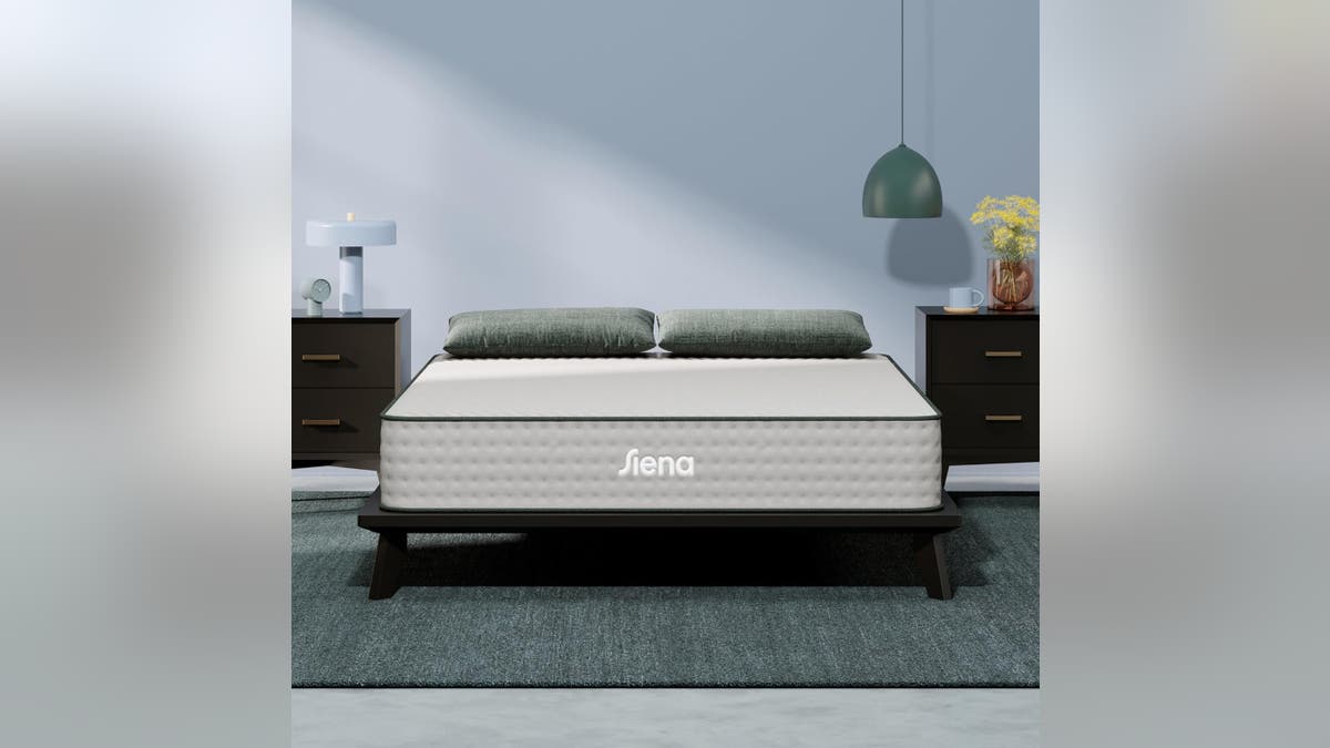 This hybrid mattress<strong> </strong>uses individually-wrapped coils.