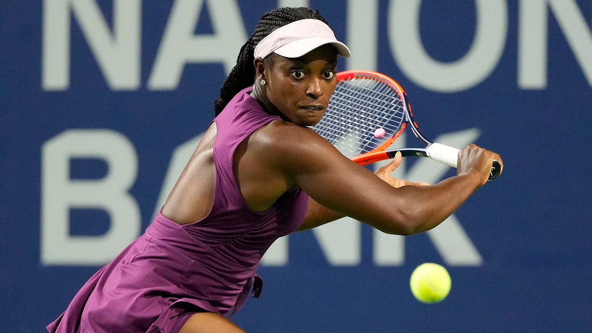 Sloane Stephens returns a ball