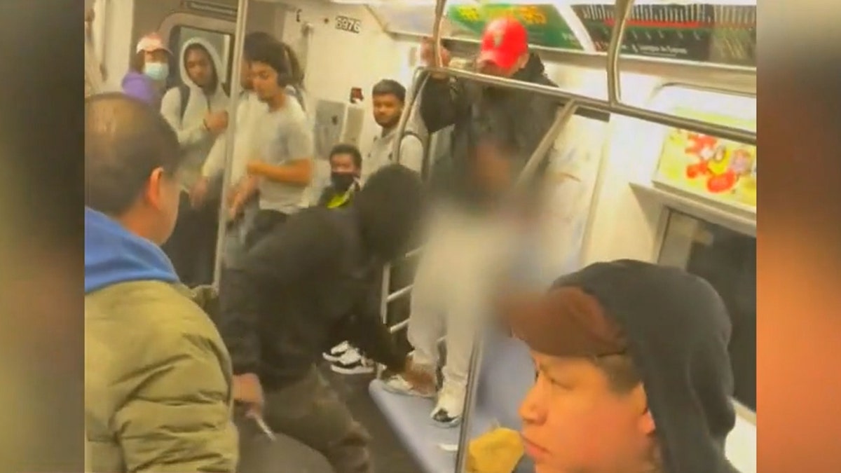 一个男人穿着连帽衫并在火车车上跑另一个男人时哭了