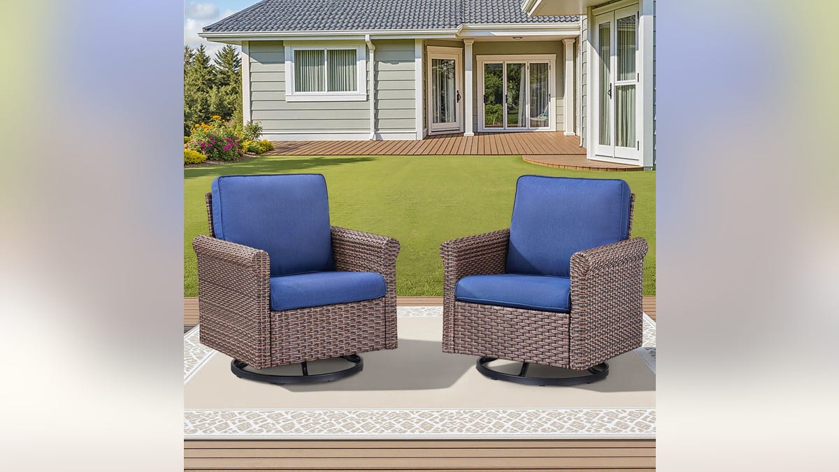 This set of two swivel patio chairs is made of premium resin wicker.