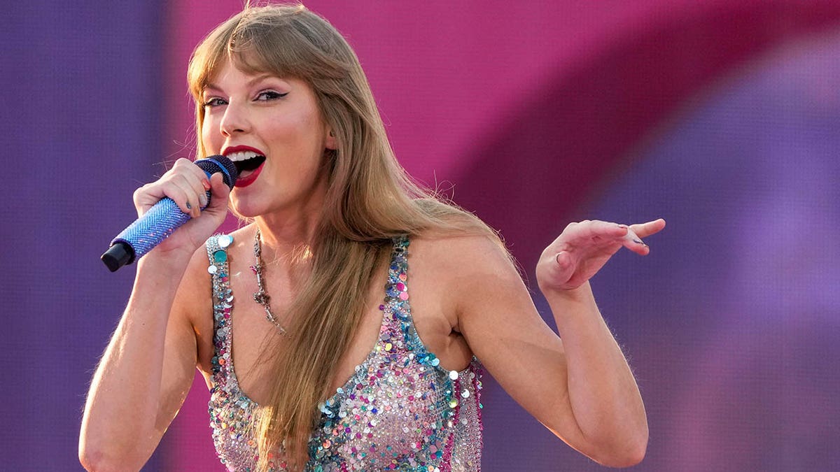 Taylor Swift performs