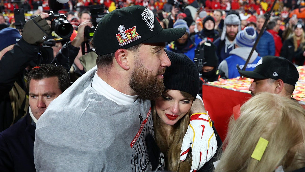 Travis Kelce and Taylor Swift celebrate