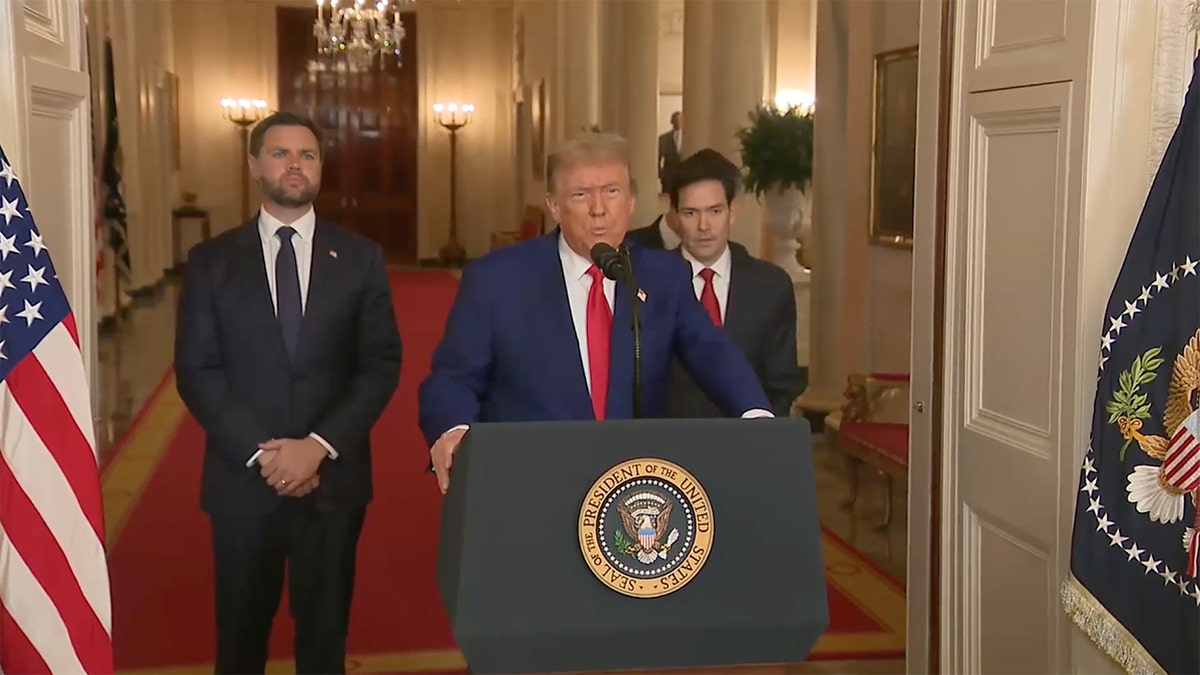 Wakil Presiden AS JD Vance, dari kiri, Presiden AS Donald Trump, Marko Rubio, Sekretaris Negara AS, dan Higseth Beit, Sekretaris Pertahanan AS, selama pidato kepada bangsa