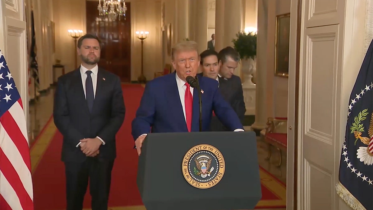 El vicepresidente de Estados Unidos, J. D. Vance, de izquierda a derecha, el presidente de Estados Unidos, Donald Trump, Marco Rubio, secretario de Estado de Estados Unidos, y Pete Hegseth, secretario de Defensa de Estados Unidos, durante un discurso a la nación.