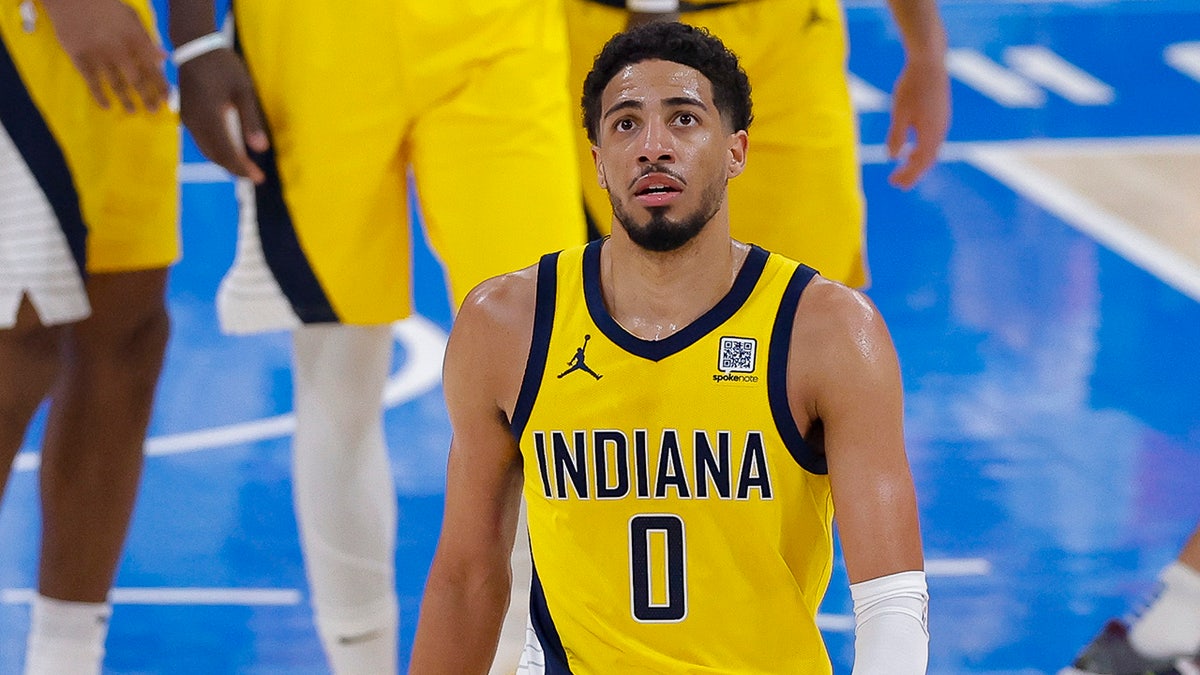Tyrese Haliburton looks up on court