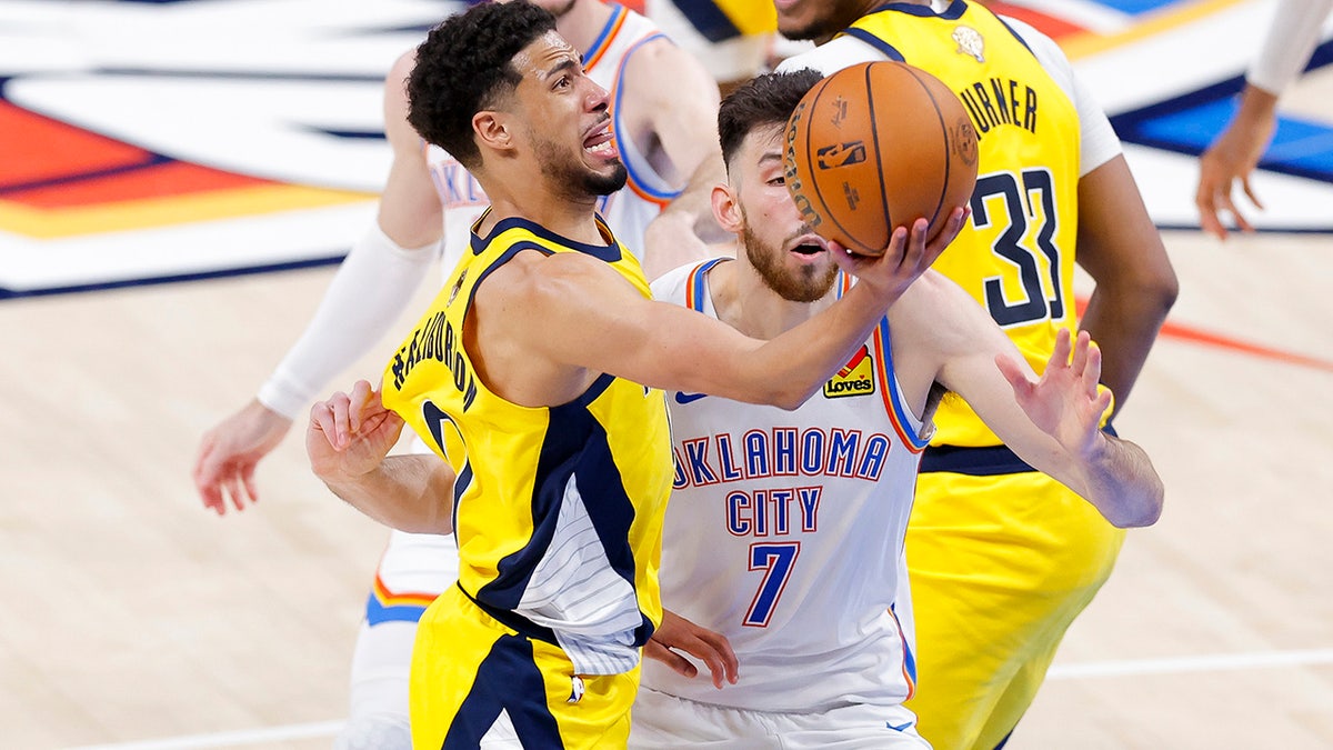 Tyrese Haliburton layup