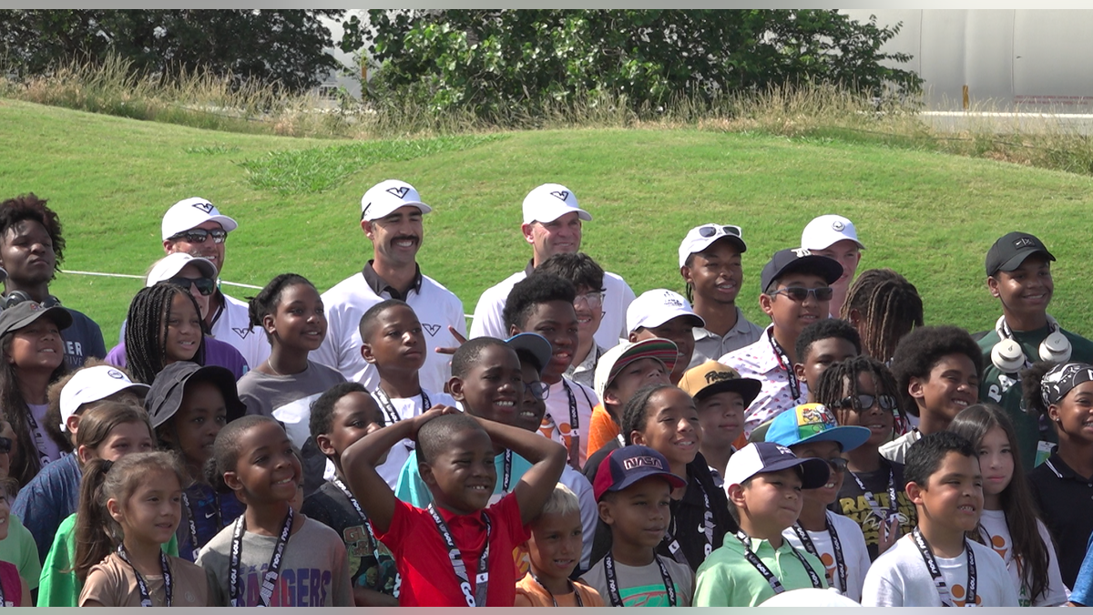Anak -anak dari daerah DFW yang hebat menaruh gambar dengan pemain Hyflyers GC di Liv Golf.