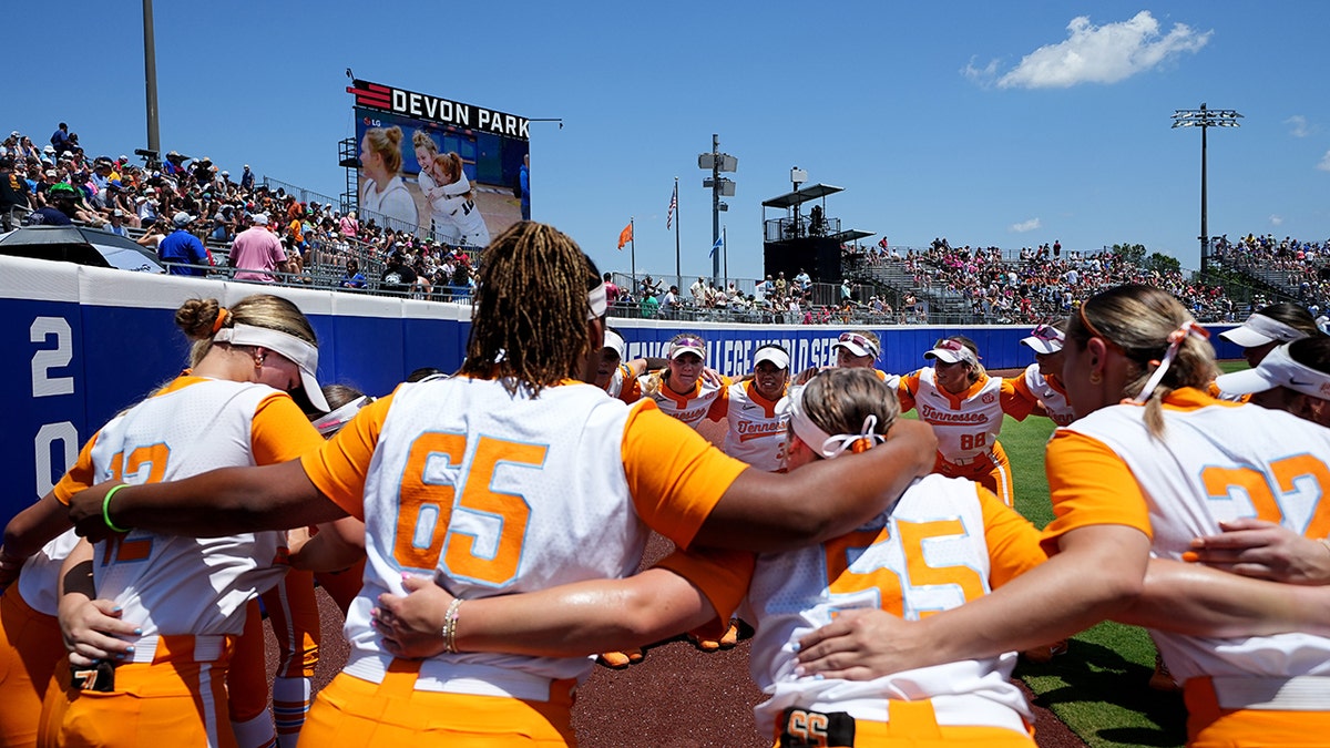 Lady Vols huddle