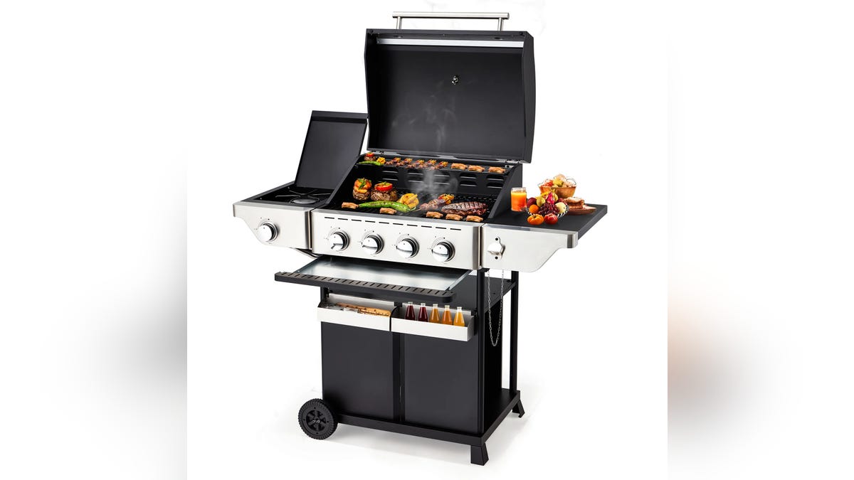 This propane grill is perfect for everything from daily dining to backyard entertaining.