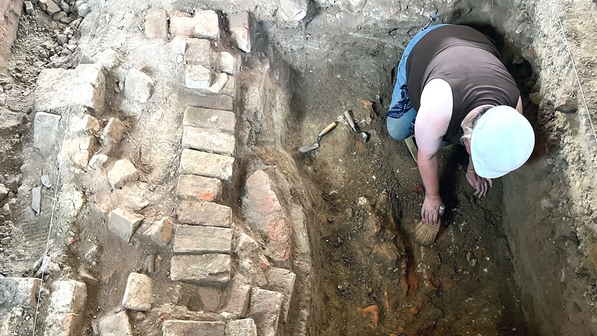 Arkeolog mengungkapkan lembaga abad kedelapan belas yang merupakan salah satu sekolah tertua di negara itu pada tahun 2025, di Williamsburg, Virginia.